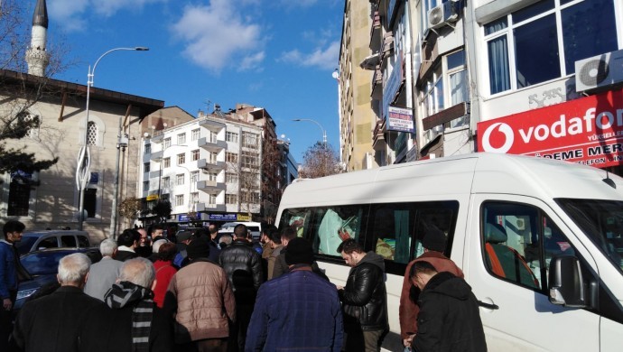 HDP’nin yardım minibüsü engellendi