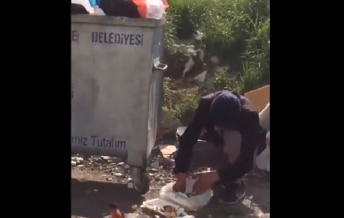 Ümraniye’de çöpten yemek yiyen vatandaşın görüntüsü yürekleri burktu