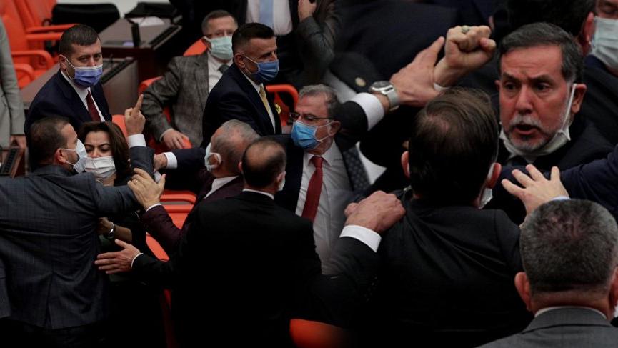 TBMM’de kavga, ortalık karıştı! AKP’li Alpay Özalan: Hadi lan, terbiyesiz