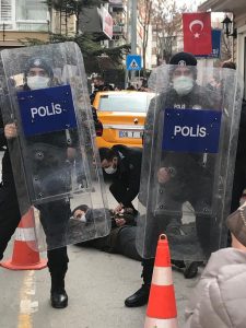 Ankara’da öğrencilere ters kelepçe
