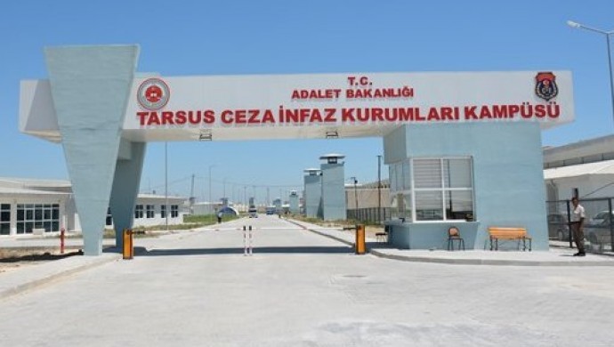 Tarsus’ta 5 tutuklu sevk edildi