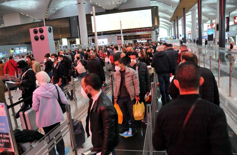 Sokağa çıkma kısıtlamasında İstanbul Havalimanı’nda yoğunluk